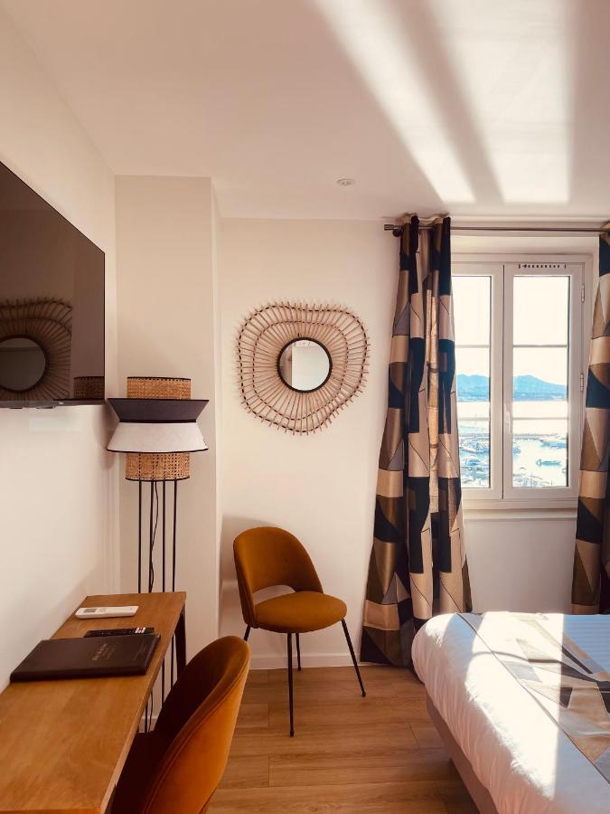 Hotel Restaurant De La Tour Sanary-sur-Mer Exterior photo