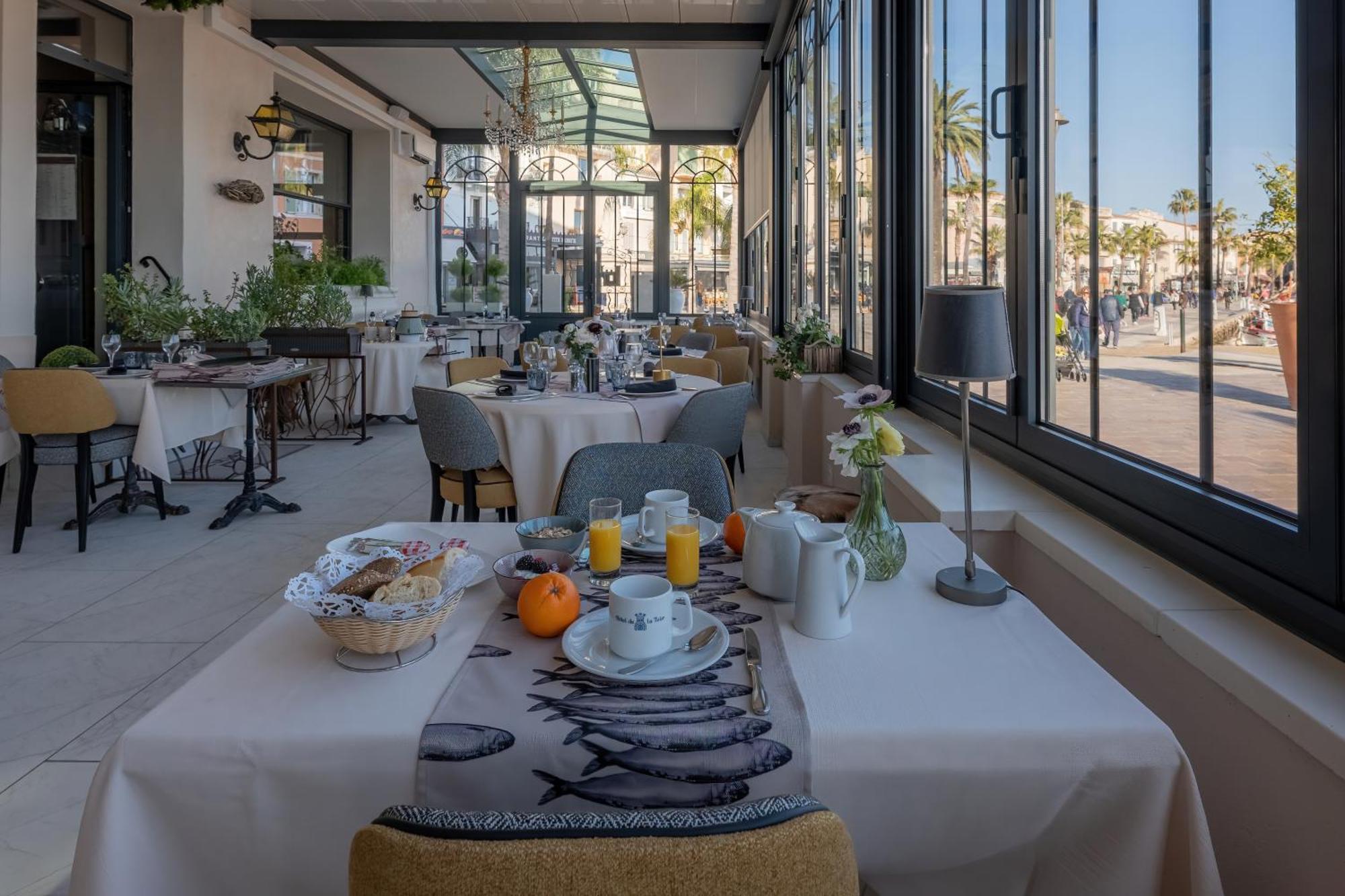Hotel Restaurant De La Tour Sanary-sur-Mer Exterior photo