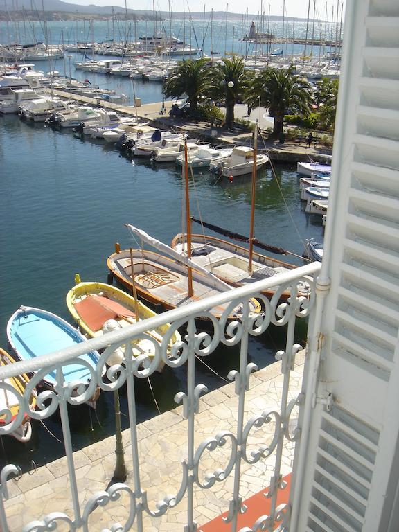 Hotel Restaurant De La Tour Sanary-sur-Mer Exterior photo
